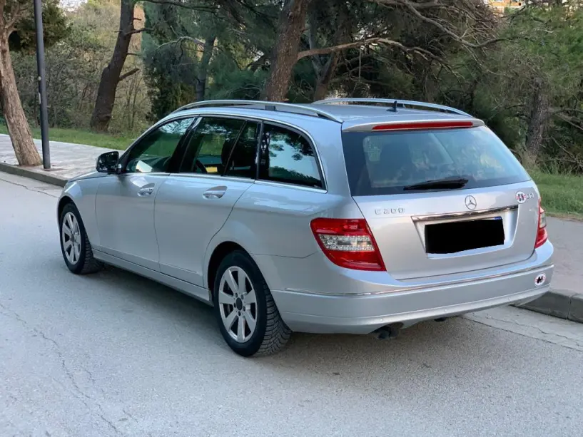 Merrni me qira një makinë në Tirana