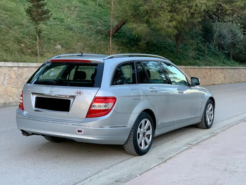 Merrni me qira një makinë në Tirana