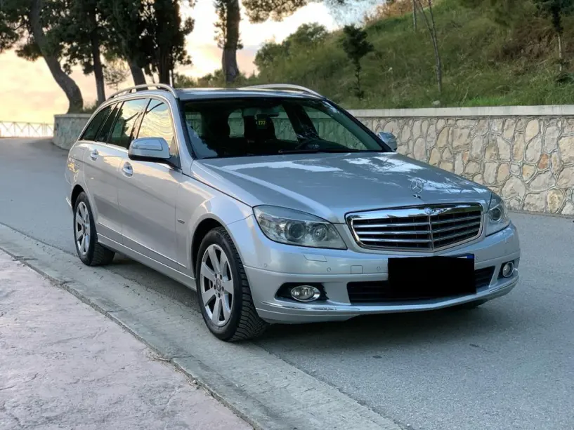 Merrni me qira një makinë në Tirana