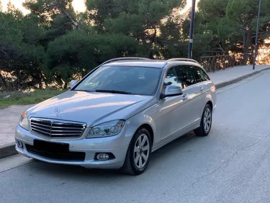 Merrni me qira një Mercedes-Benz C 200 të vitit 2009 në Tirana
