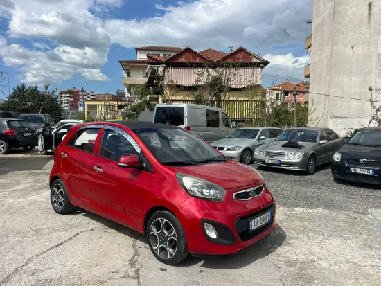 Wynajmij Kia Picanto z 2015 roku w Tirana
