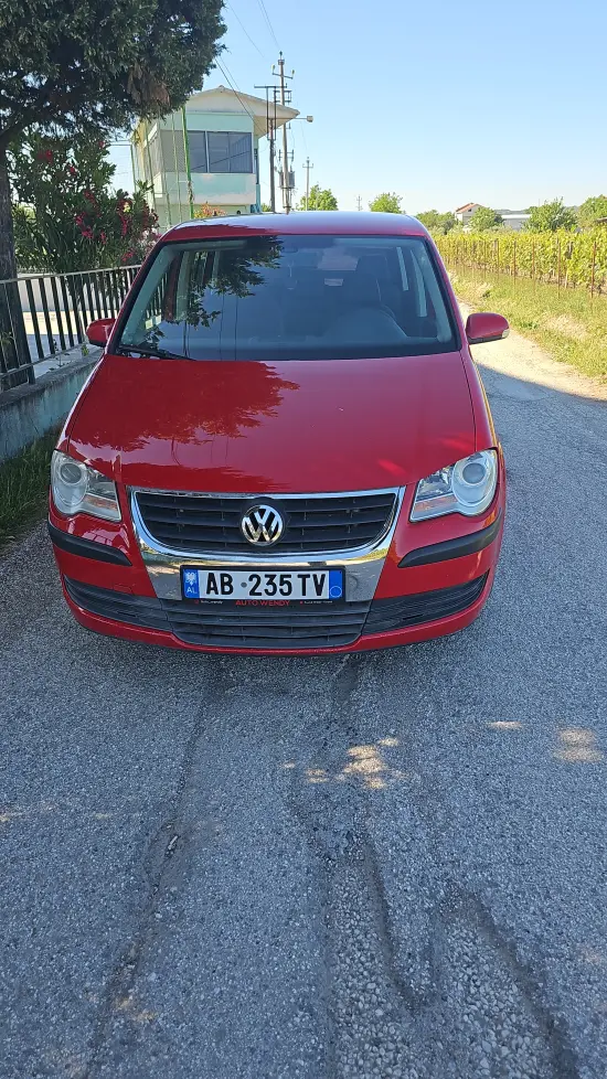 Wynajmij Volkswagen Touran z 2008 roku w Tirana