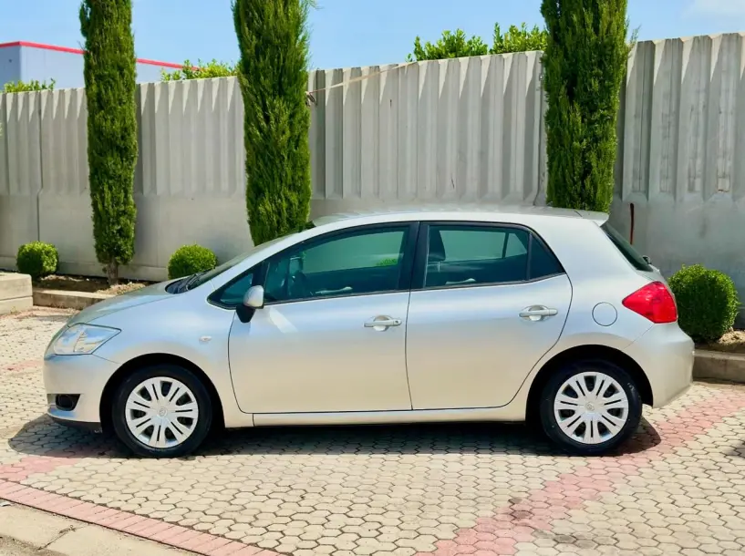 Alquila un coche en Tirana