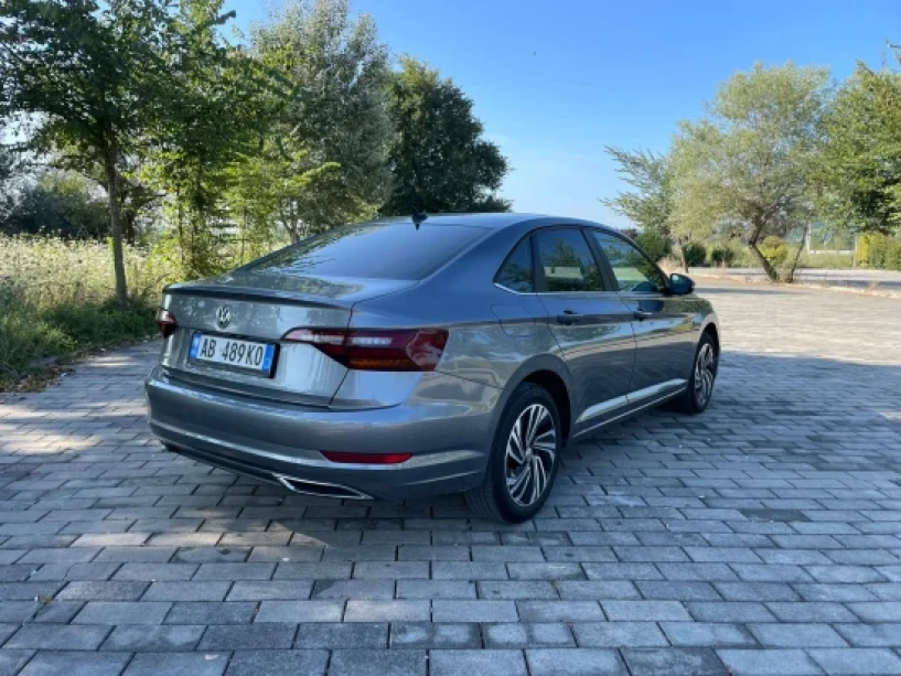 Noleggia un'auto a Tirana