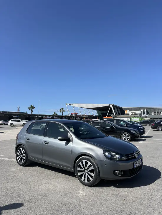 Noleggia una Volkswagen Golf 6 dell'anno 2012 a Tirana