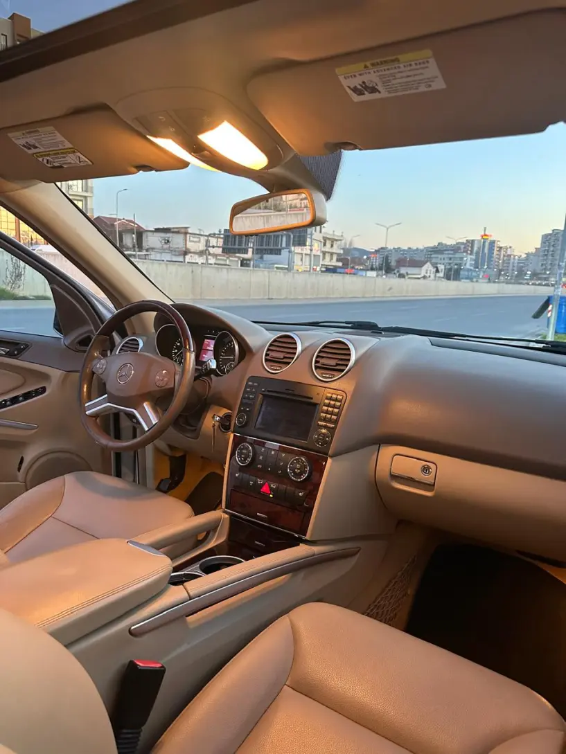 Alquila un coche en Tirana