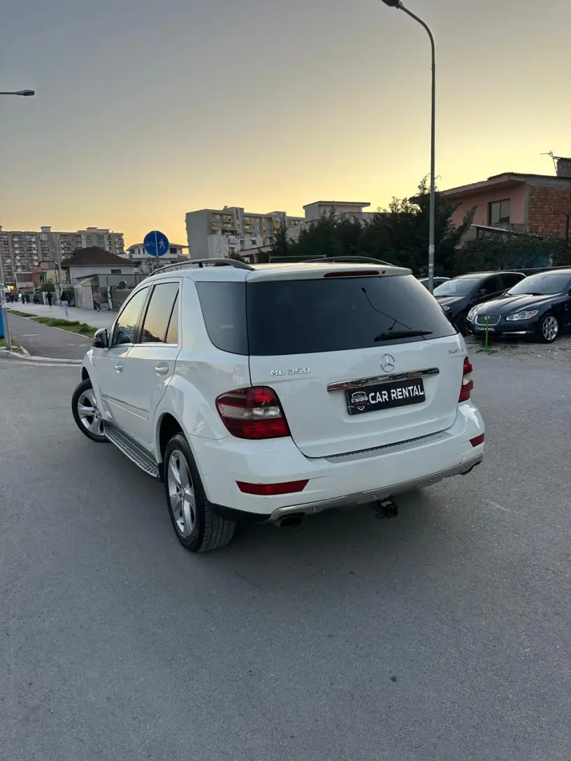 Alquila un coche en Tirana