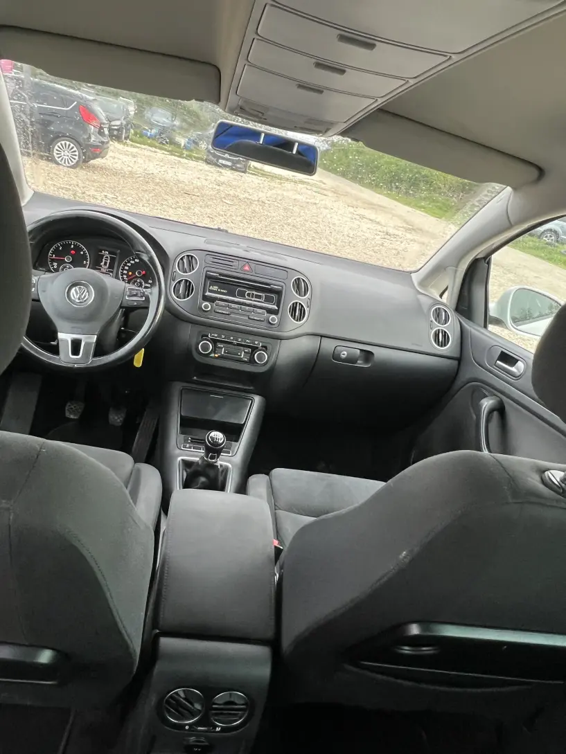 Merrni me qira një makinë në Tirana