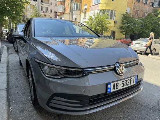 Merrni me qira një Volkswagen Golf 8 të vitit 2020 në Tirana
