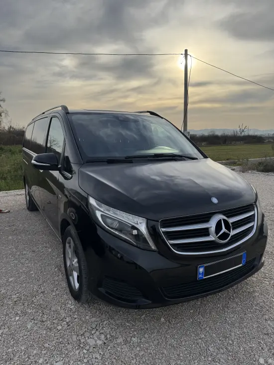 Wynajmij Mercedes-Benz V 250 z 2019 roku w Tirana