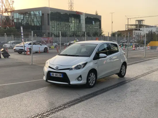 Merrni me qira një Toyota Yaris të vitit 2015 në Tirana