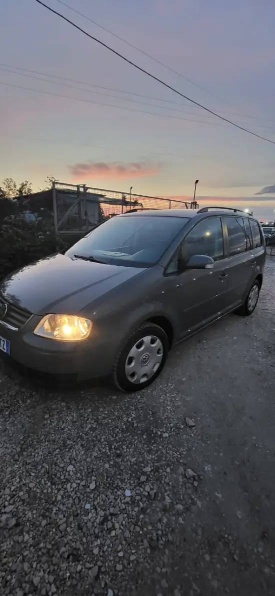 Wynajmij Volkswagen Touran z 2008 roku w Tirana