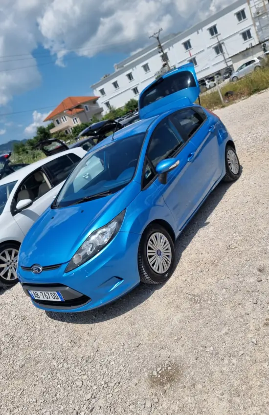 Noleggia una Ford Fiesta dell'anno 2012 a Tirana