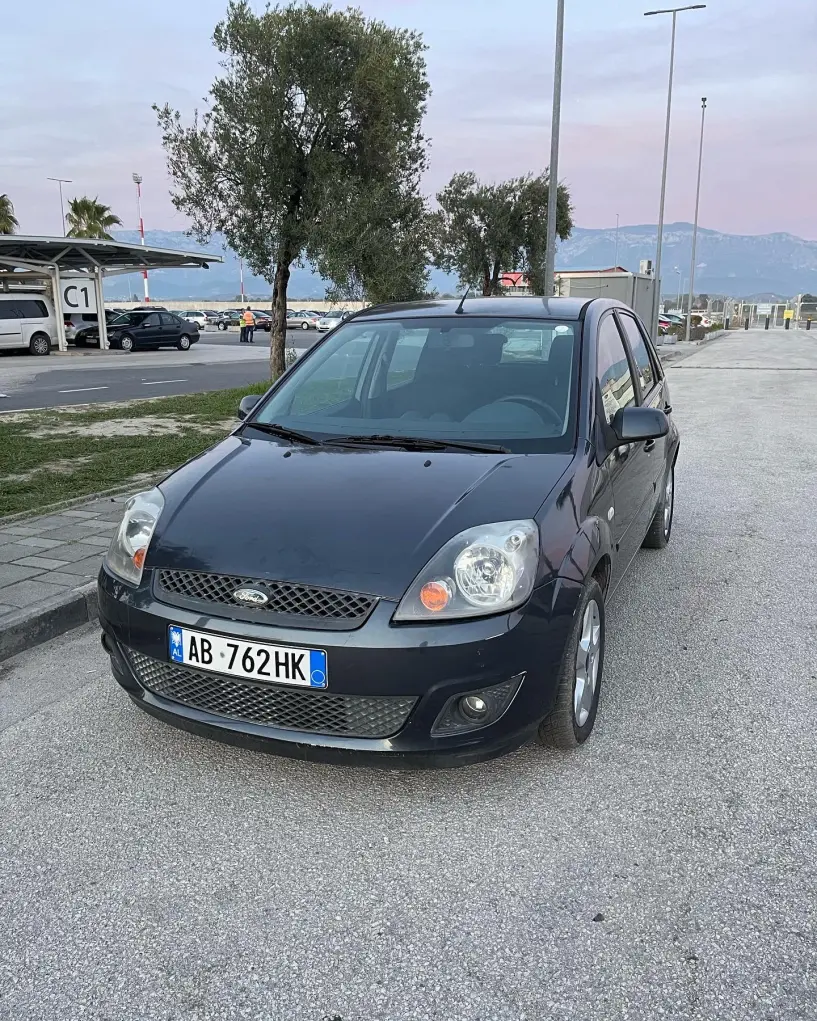 Merrni me qira një makinë në Tirana