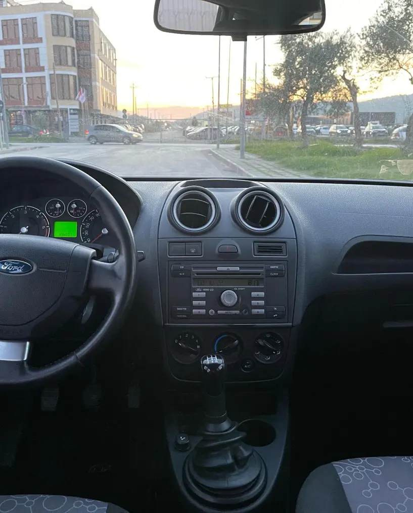 Merrni me qira një makinë në Tirana