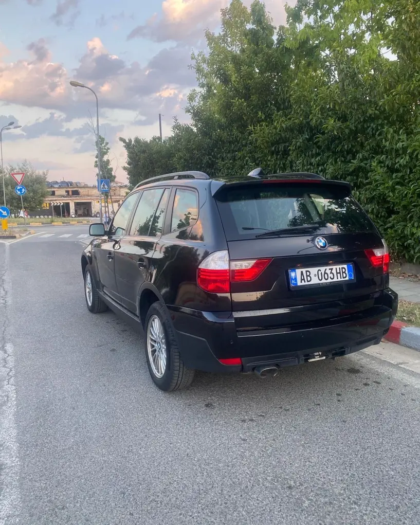 Alquila un coche en Tirana
