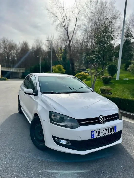 Louer une Volkswagen Polo de l'année 2011 à Tirana