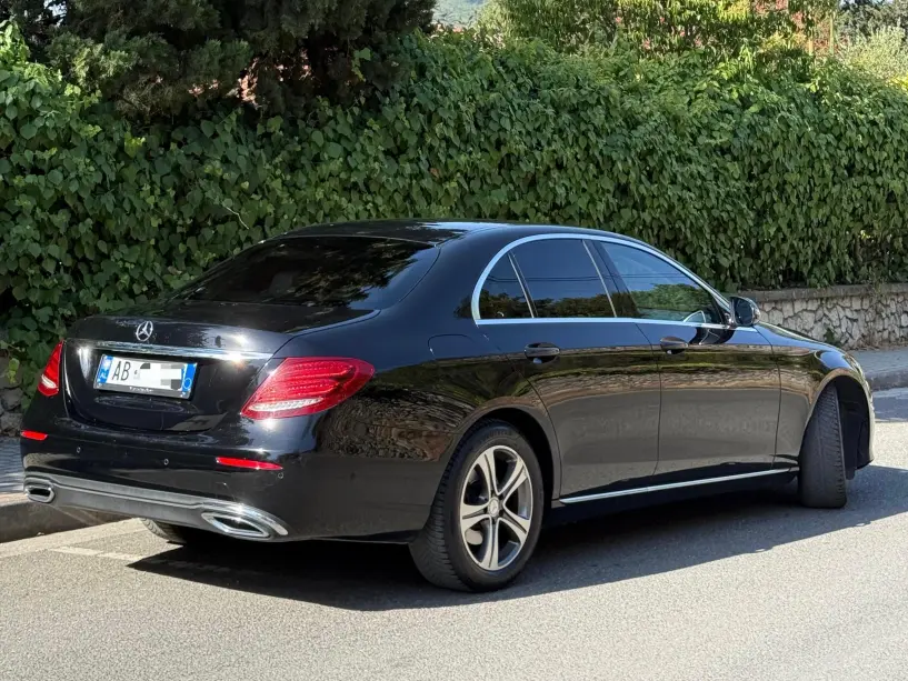 Wynajmij samochód w Tirana