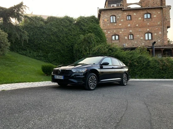 Noleggia una Volkswagen Jetta dell'anno 2019 a Tirana