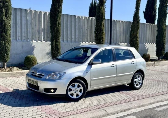 Noleggia una Toyota Corolla dell'anno 2007 a Tirana