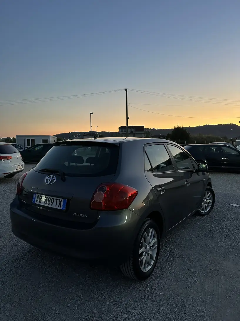 Noleggia un'auto a Tirana