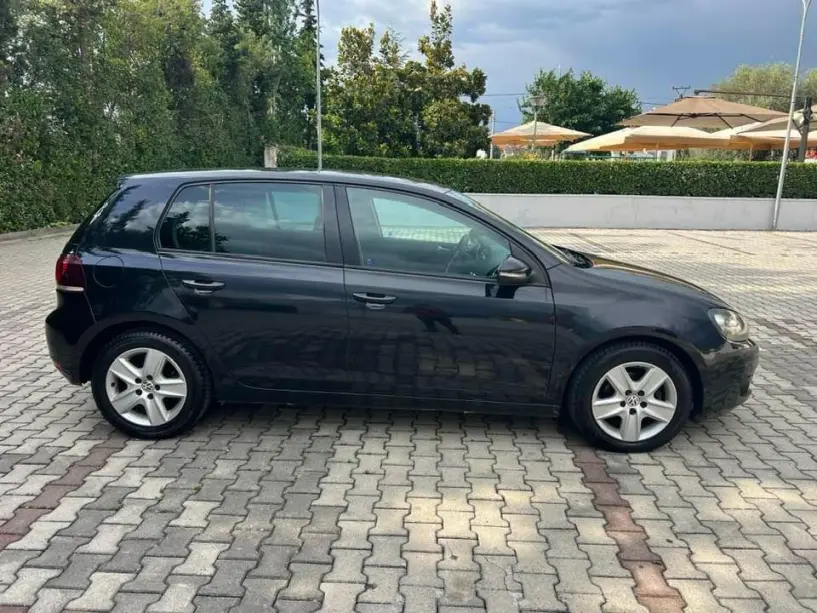 Alquila un coche en Tirana