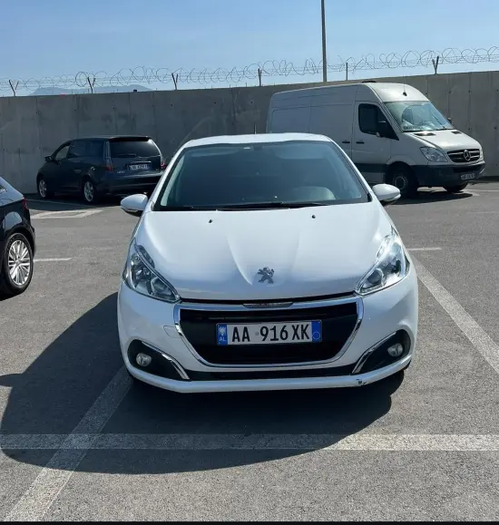 Noleggia una Peugeot 208 dell'anno 2017 a Tirana