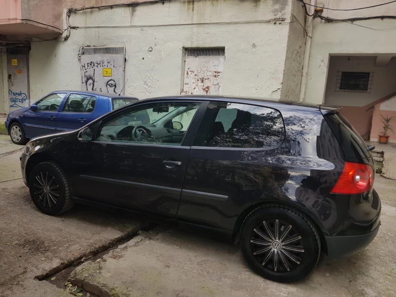 Merrni me qira një makinë në Tirana