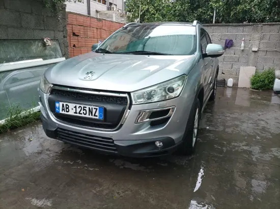 Noleggia una Peugeot 4008 dell'anno 2012 a Tirana