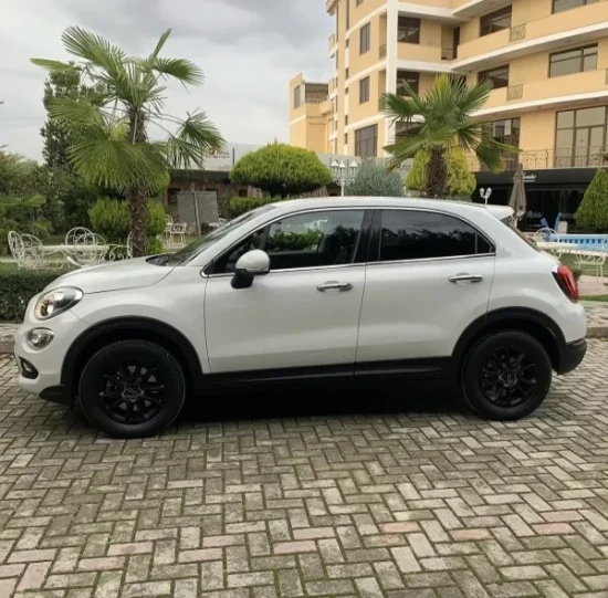 Alquila un 2019 Fiat 500X en Tirana