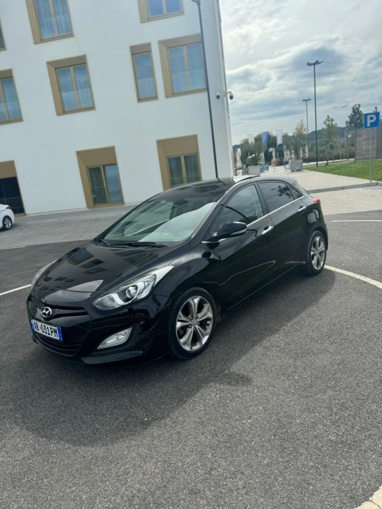 Wynajmij Hyundai i30 z 2014 roku w Tirana
