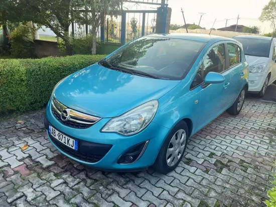 Wynajmij Opel Corsa z 2011 roku w Tirana
