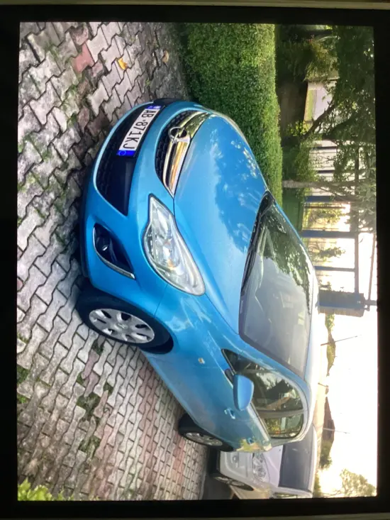 Noleggia una Opel Corsa dell'anno 2011 a Tirana