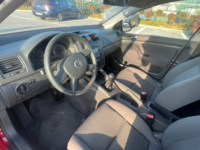 Merrni me qira një makinë në Tirana