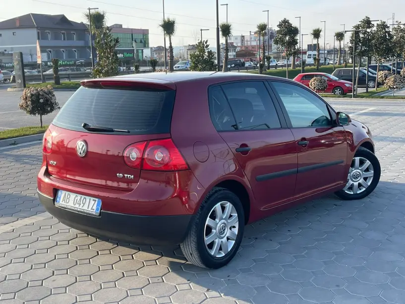 Merrni me qira një makinë në Tirana