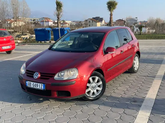 Merrni me qira një Volkswagen Golf 5 të vitit 2006 në Tirana