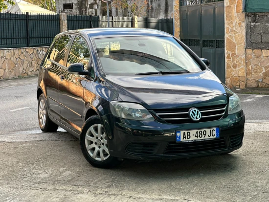Noleggia una Volkswagen Golf Plus dell'anno 2007 a Tirana