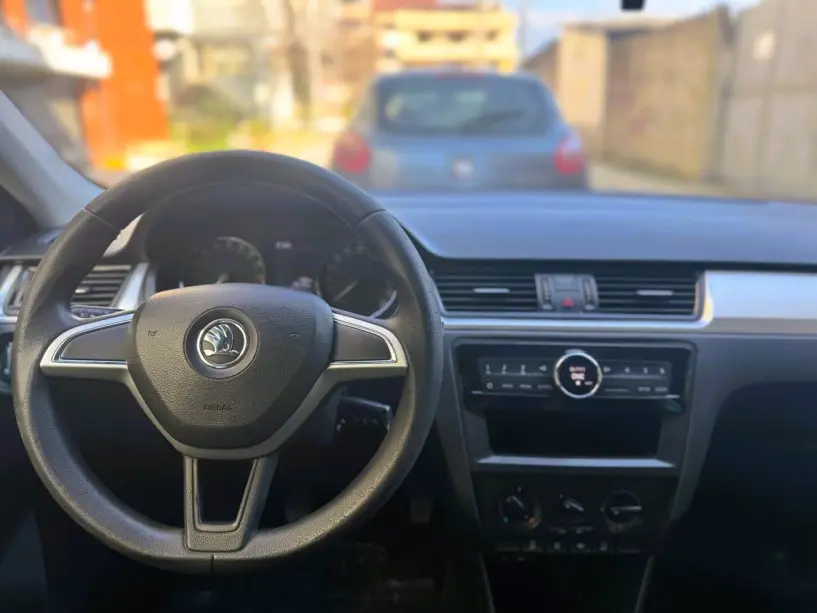 Noleggia un'auto a Tirana