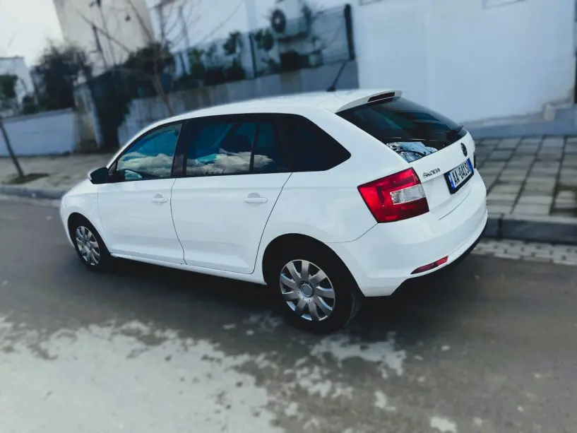 Noleggia un'auto a Tirana