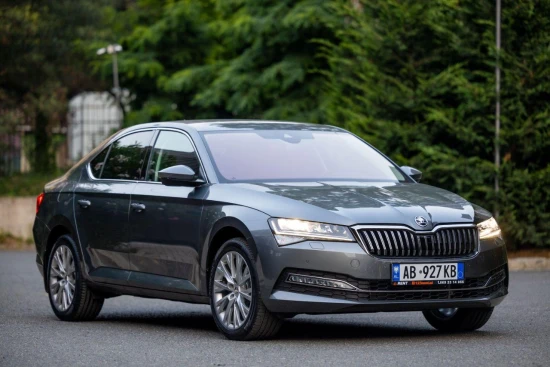 Alquila un 2023 Skoda Superb en Tirana