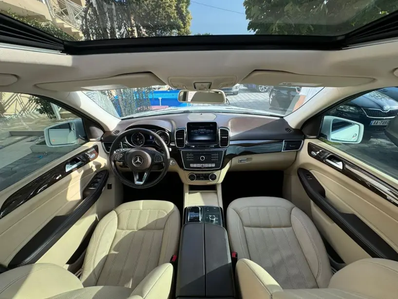 Noleggia un'auto a Tirana