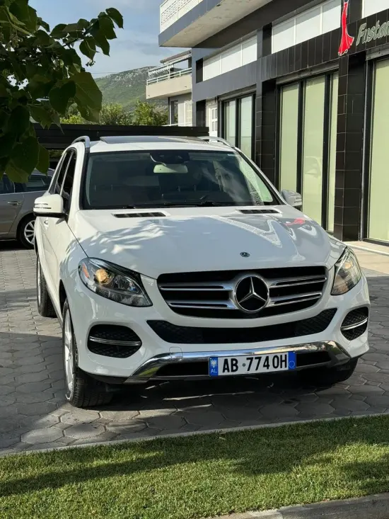 Wynajmij Mercedes-Benz GLE 350 z 2017 roku w Tirana