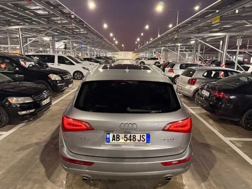 Noleggia un'auto a Tirana