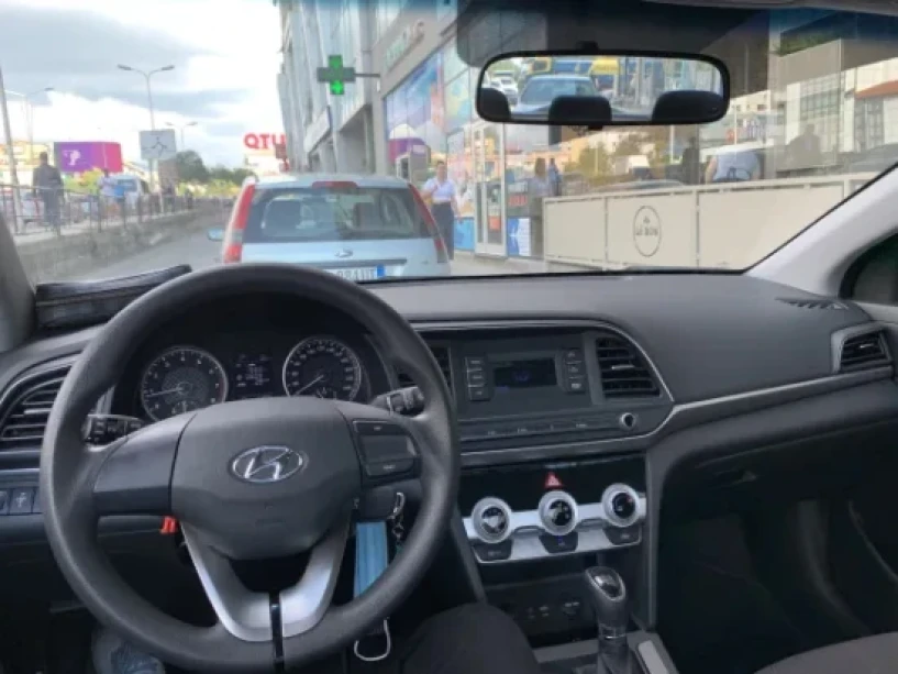 Alquila un coche en Tirana