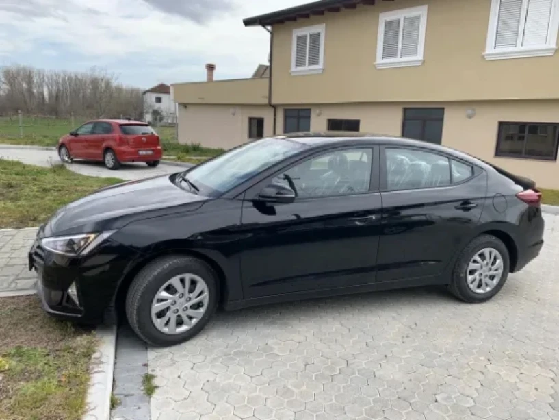 Alquila un coche en Tirana