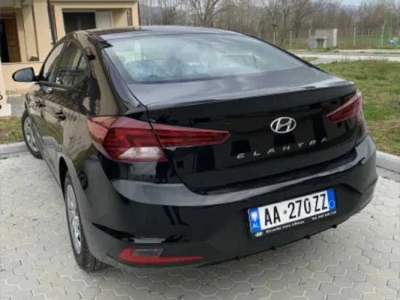 Alquila un coche en Tirana