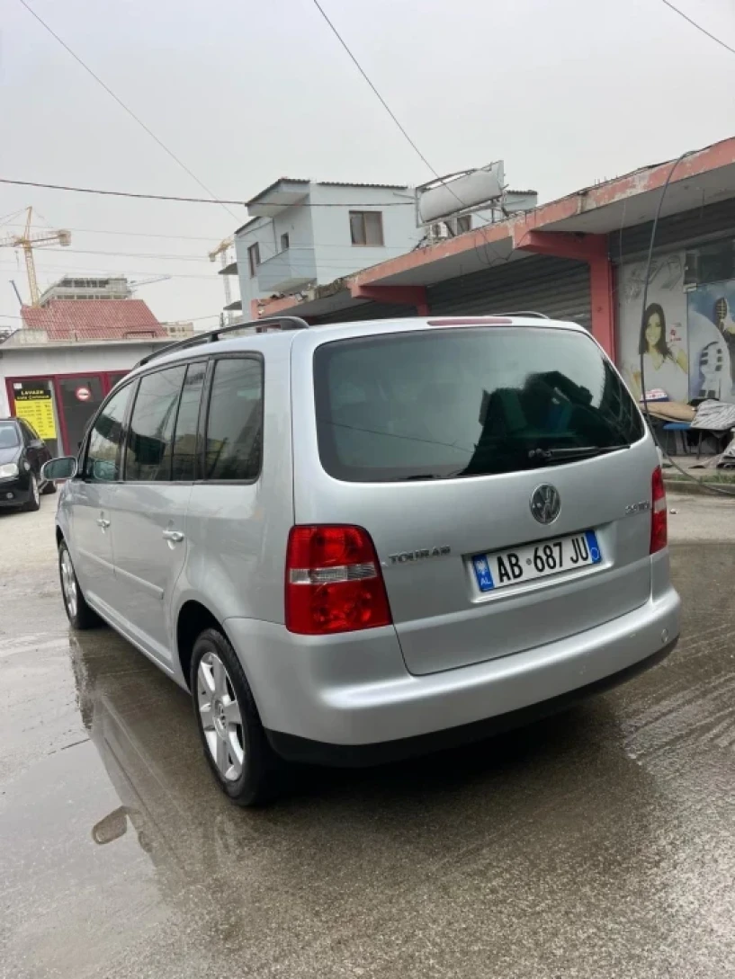 Noleggia un'auto a Tirana