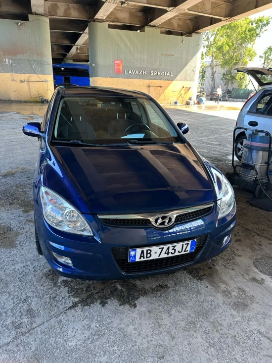 Wynajmij Hyundai i30 z 2011 roku w Durrës