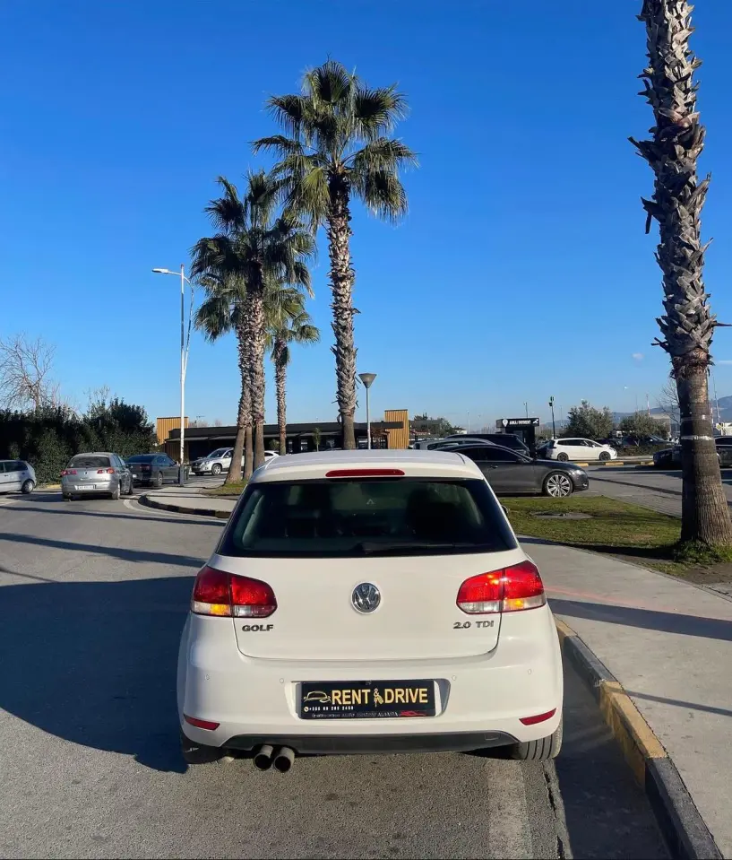 Merrni me qira një makinë në Tirana