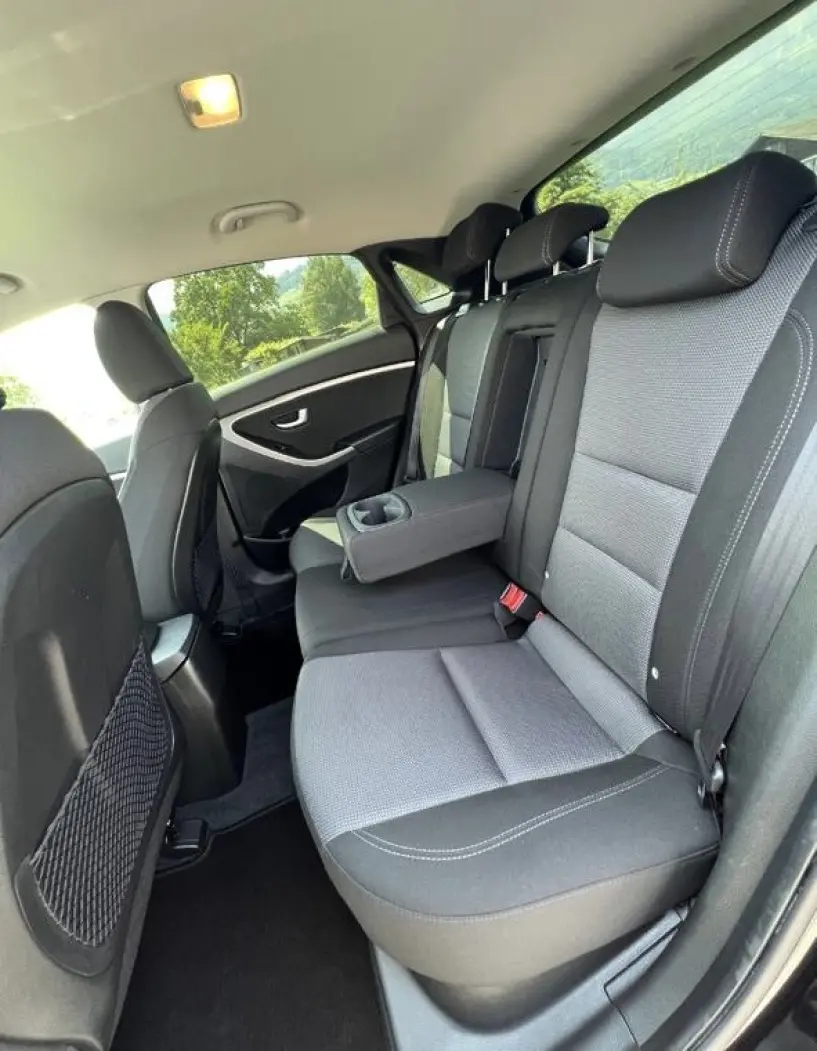 Merrni me qira një makinë në Tirana